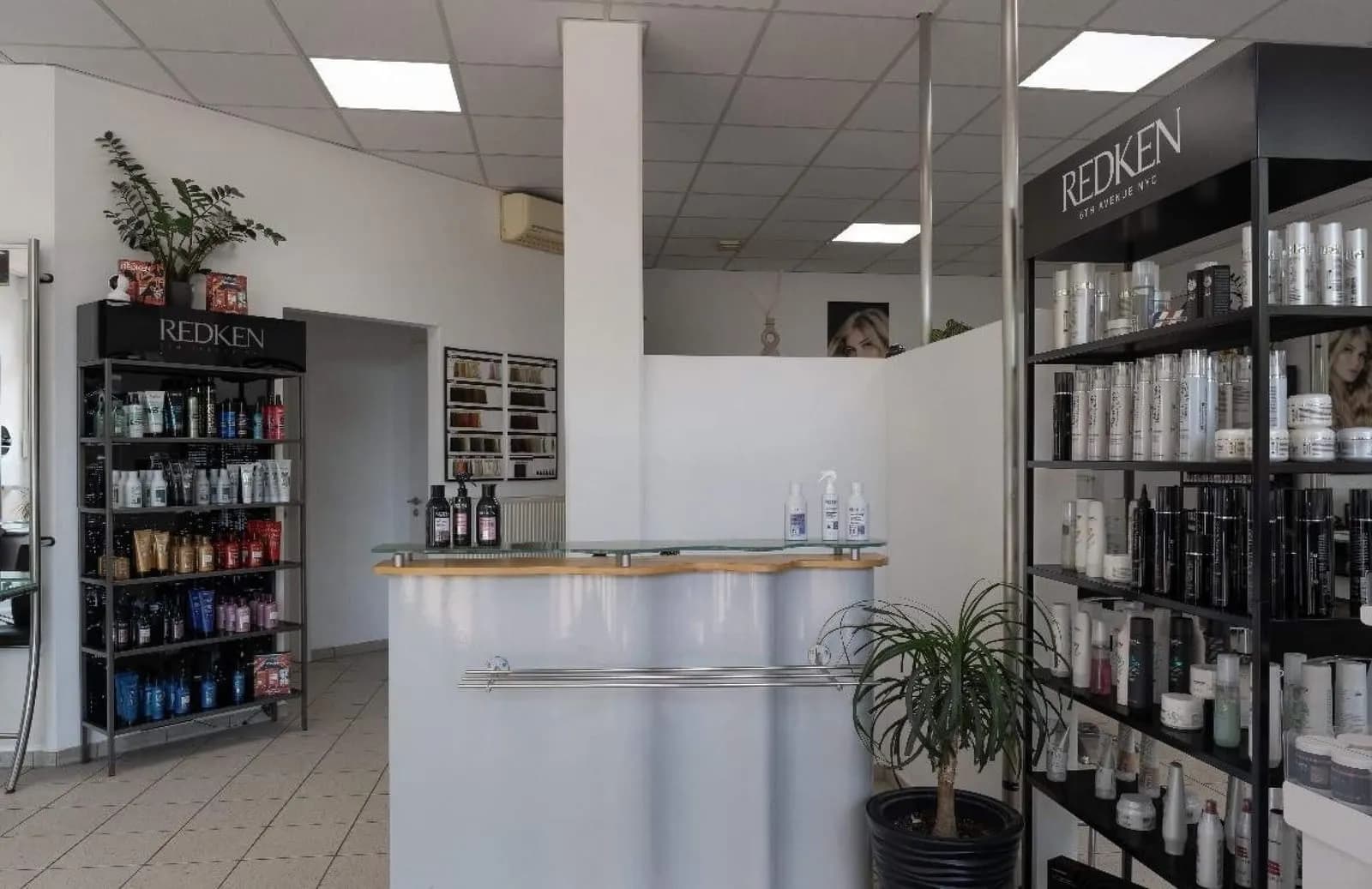 Arbeitsplatz mit Spiegel und Tageslicht