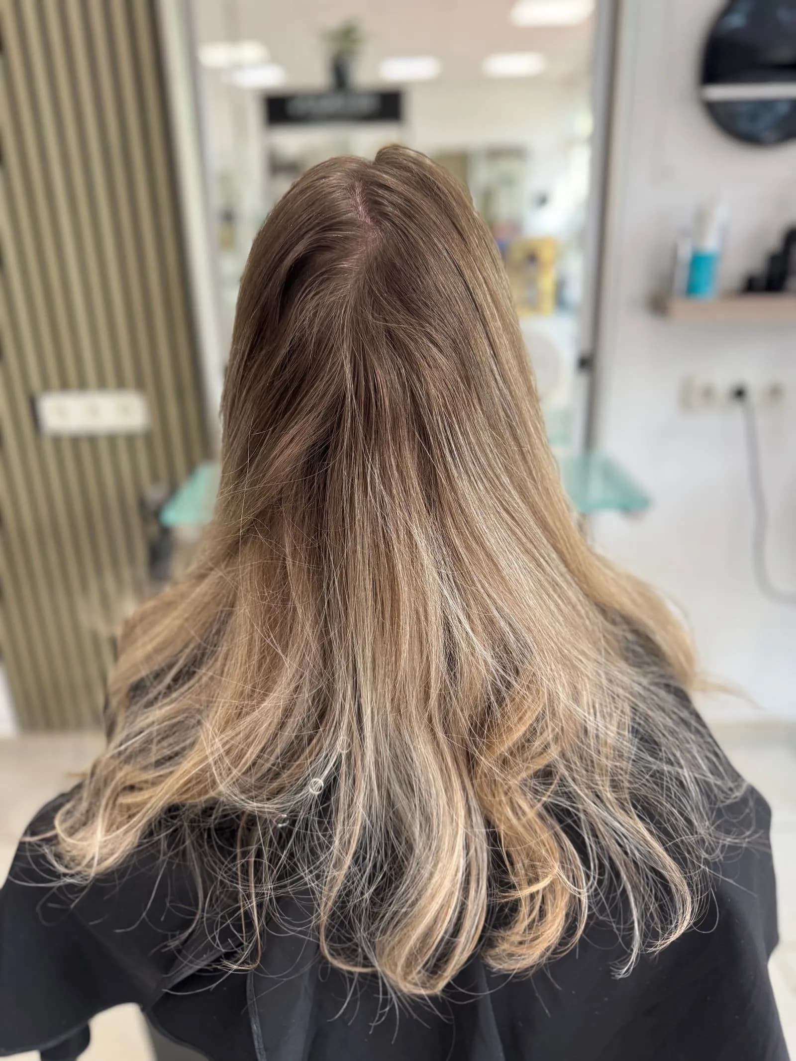 Warmes Naturblond, glatt geföhnt
