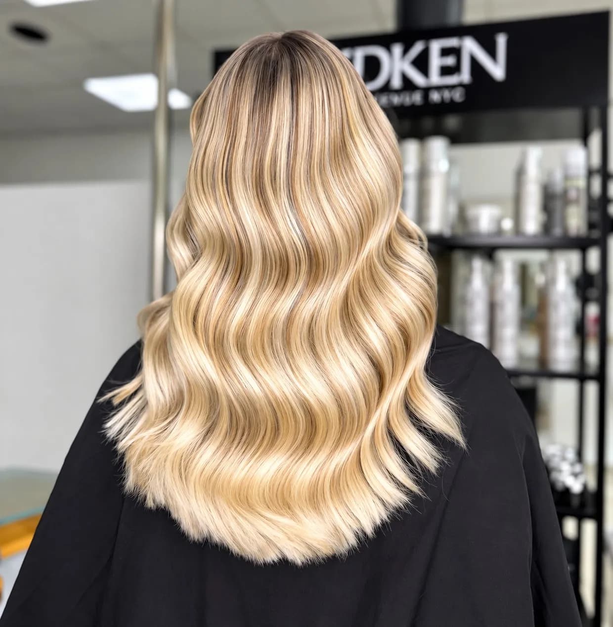 Goldblonde Balayage mit glänzenden Hollywood-Wellen