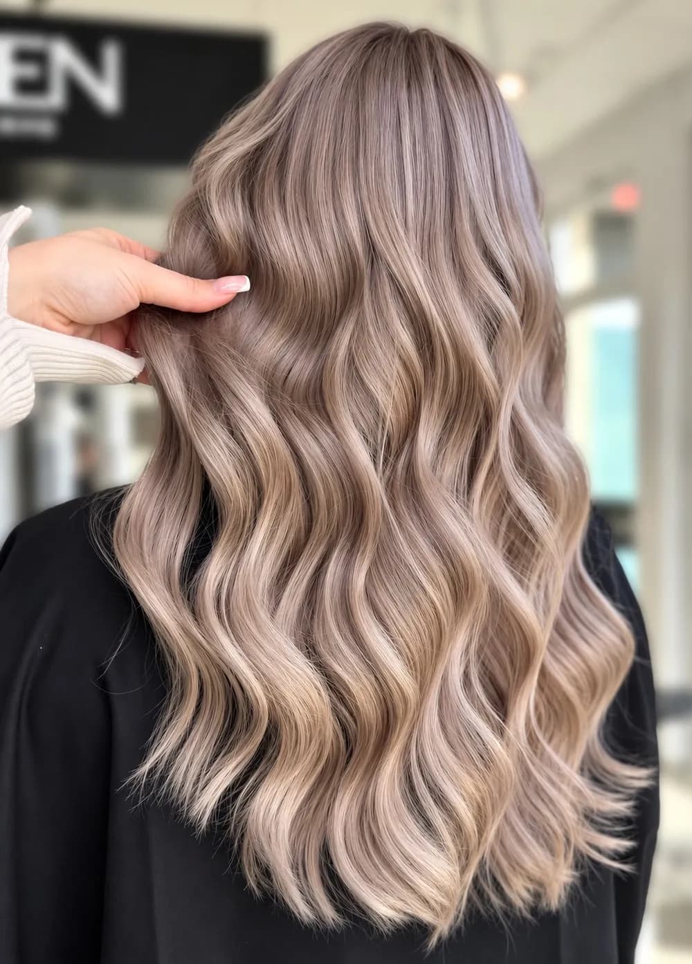Aschblonde Balayage mit sanftem Übergang und Wellen